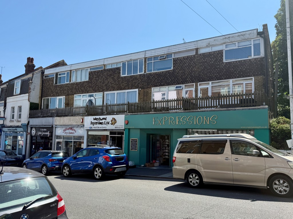 Lot: 23 - FREEHOLD MIXED USE INVESTMENT IN TOWN CENTRE - Parade on High Street